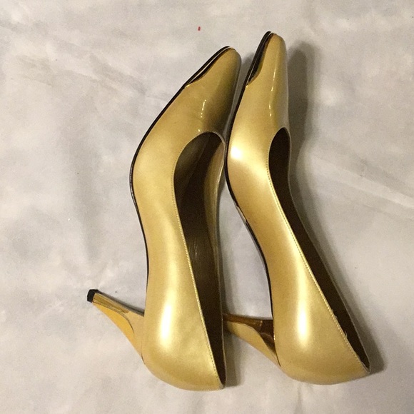 STUART WEITZMAN GOLD PATENT LEATHER PUMP SIZE 6 M - Picture 5 of 8